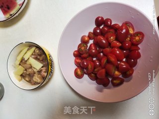 圣女果烧鸡胸肉的做法步调：1