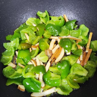 喷鼻干翻炒圆椒的做法步调：5