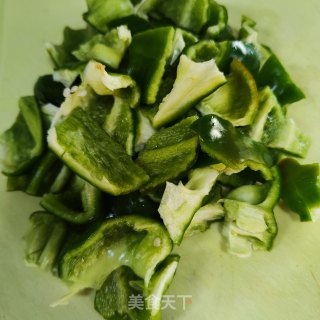 喷鼻干翻炒圆椒的做法步调：1