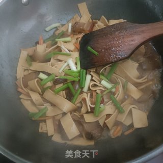 豆皮炒腊肉的做法步调：9
