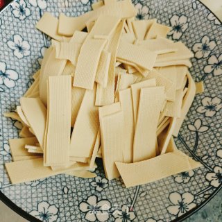 豆皮炒腊肉的做法步调：1