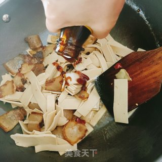 豆皮炒腊肉的做法步调：5