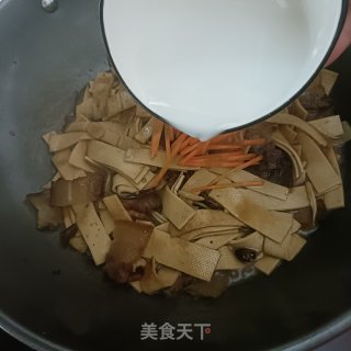 豆皮炒腊肉的做法步调：8