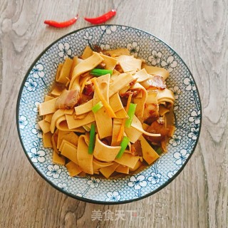 豆皮炒腊肉的做法步调：11