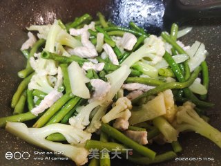 豆角花菜炒肉片的做法步调：4