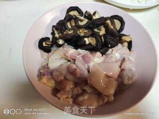 喷鼻菇炒鸡肉的做法步调：1