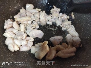 喷鼻菇炒鸡肉的做法步调：2