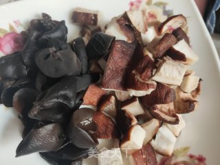 西白柿虾仁素卤的做法步调：3