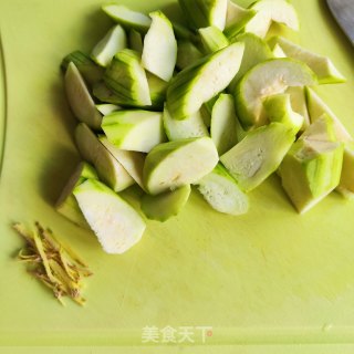毛豆鸡蛋炒丝瓜的做法步调：1
