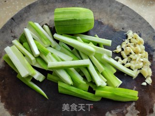 丝瓜肉片汤的做法步调：2