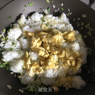 小葱蛋炒饭的做法步调：8