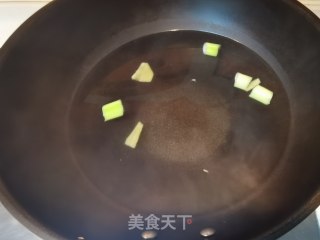 利剑灼基围虾的做法步调：2