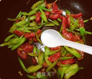 香肠炒芹菜的做法步调：10