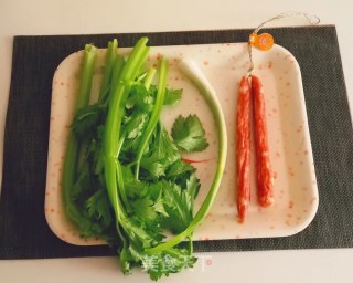 香肠炒芹菜的做法步调：1