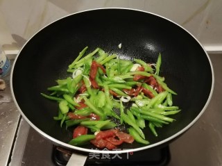 香肠炒芹菜的做法步调：7