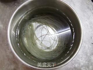 青菜豆腐粉丝贻贝汤的做法步调：2