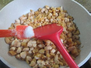 萝卜干炒鸡胸肉的做法步调：9