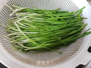 韭菜炒绿芽菜的做法步调：1