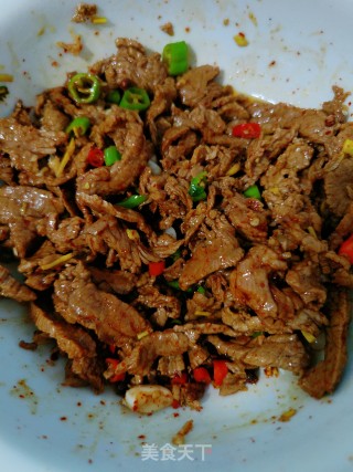 喷鼻菜拌牛肉的做法步调：16