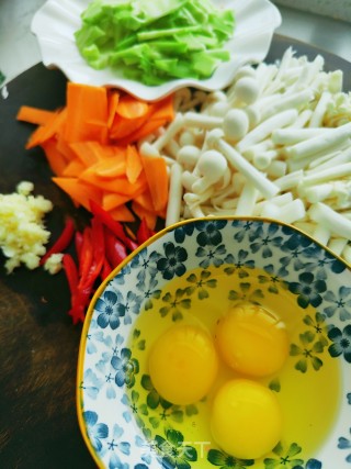 海陈菇胡萝卜炒鸡蛋的做法步调：2