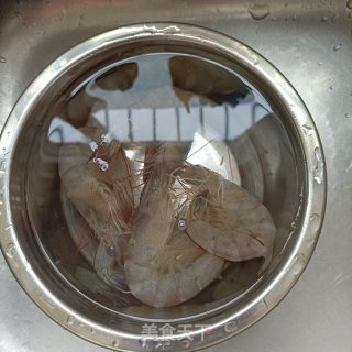 明虾炖肉豆角的做法步调：3