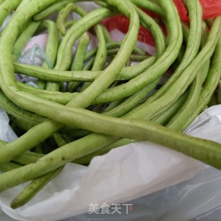明虾炖肉豆角的做法步调：1