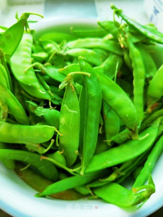 荷兰豆炒肉片的做法步调：1
