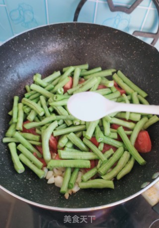 西白柿炒豆角的做法步调：6