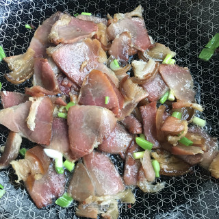 辣皮子青椒炒腊肉的做法步调：4