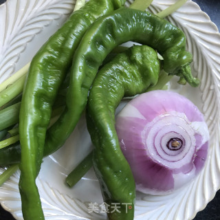 辣皮子青椒炒腊肉的做法步调：1