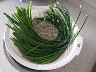 韭苔炒肉丝的做法步调：1