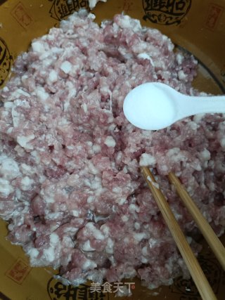 韭菜猪肉火饺的做法步调：1