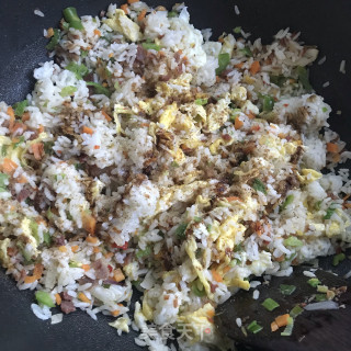 青椒虾仁炒饭的做法步调：11