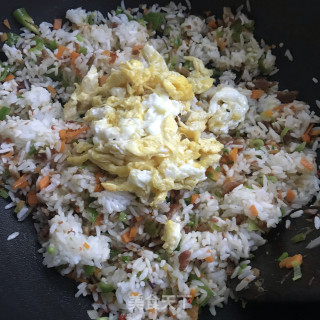 青椒虾仁炒饭的做法步调：10
