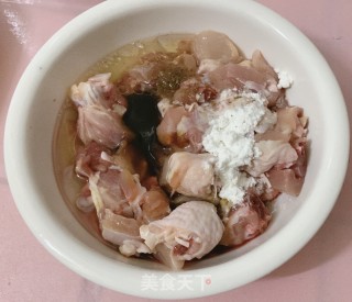 家常辣子鸡的做法步调：2