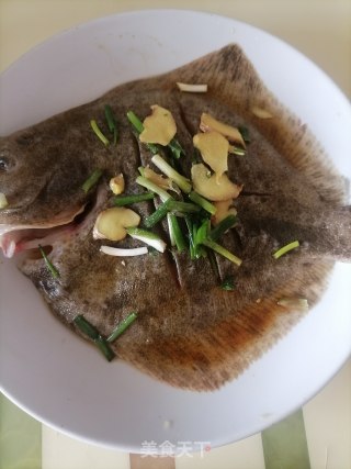 浑蒸多宝鱼的做法步调：2