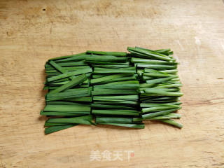 喷鼻干炒韭菜的做法步调：1