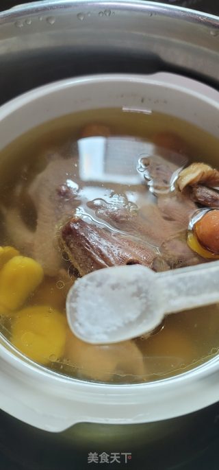 凤眼果炖鸽子排骨汤的做法步调：7