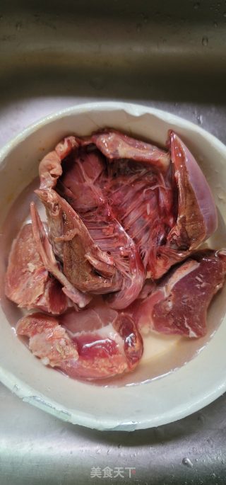 凤眼果炖鸽子排骨汤的做法步调：1