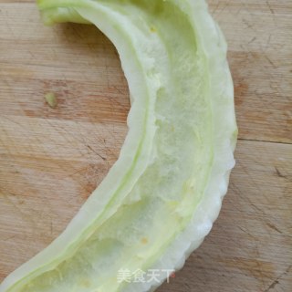 鸡蛋拌利剑苦瓜的做法步调：2