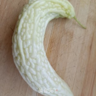 鸡蛋拌利剑苦瓜的做法步调：1