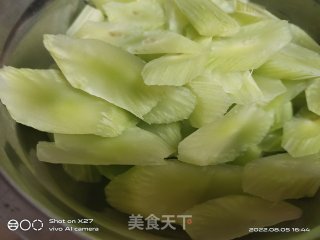 肉片炒莴笋的做法步调：1