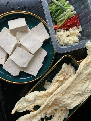 超等下饭的家常菜豆腐焖腐竹的做法步调：1