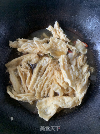 超等下饭的家常菜豆腐焖腐竹的做法步调：5