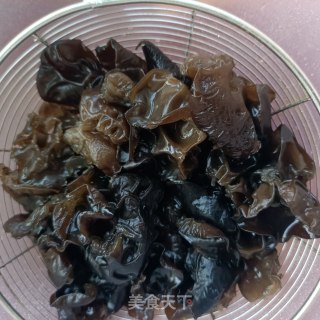 韭苔木耳炒蛋的做法步调：2