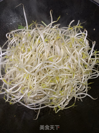 芽菜如许炒爽利没有出汤的做法步调：3