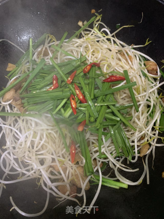 芽菜如许炒爽利没有出汤的做法步调：4