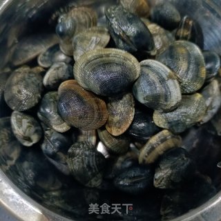 捞汁花甲的做法步调：1