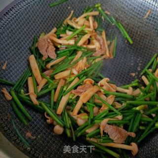 虾油炒韭苔利剑玉菇的做法步调：11