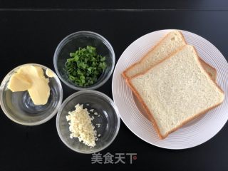 蒜喷鼻烤吐司的做法步调：1